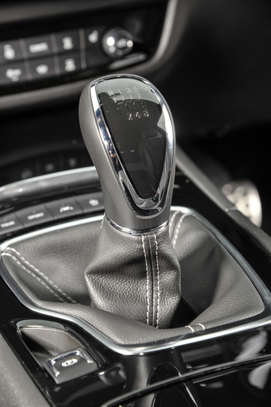 Детали интерьера Vauxhall Insignia Sports Tourer 2017 года  (фото 18 из 35)